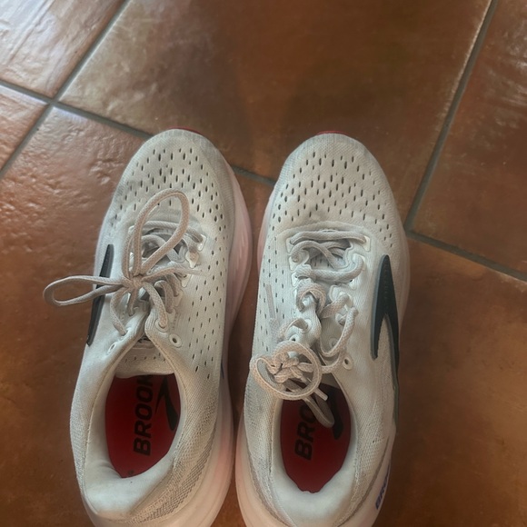 Brooks glycerin max White and Pink Sneakers - Picture 2 of 3